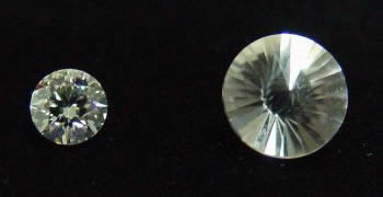 左边为天然钻石,右边为锆石