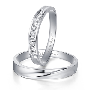 白金对戒很适合作为新人宣誓永远相爱的见证物