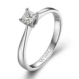 公主方钻的简单轮廓有利于呈现钻石的天然光彩