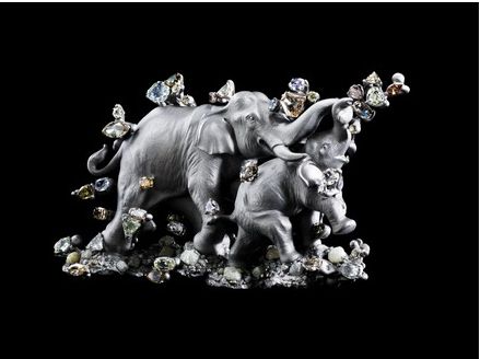 在雕刻珠宝前,陈世英会事先找大量的玻璃不断重复锻炼。