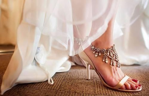 有闪亮宝石装饰的简洁设计新娘高跟鞋无疑是不可或缺的新娘鞋款式之一