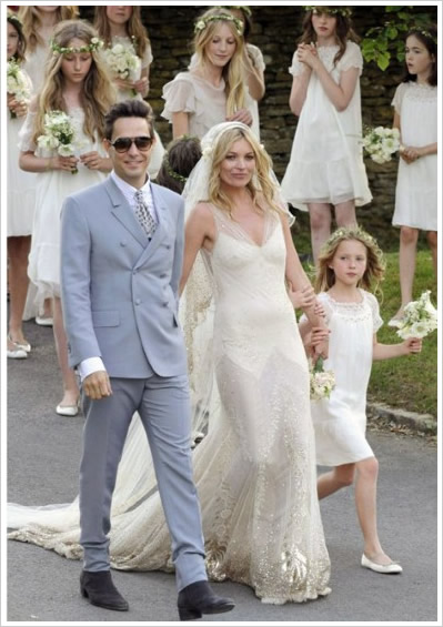 Kate Moss的白色婚纱出自John Galliano之手