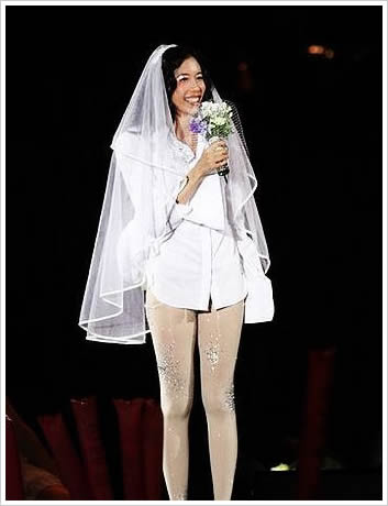 超长的蕾丝头纱趣味婚纱