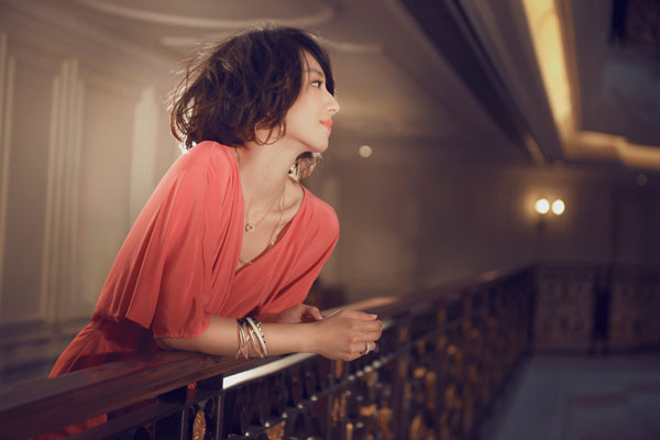 桂纶镁优雅演绎卡地亚Trinity三色金系列