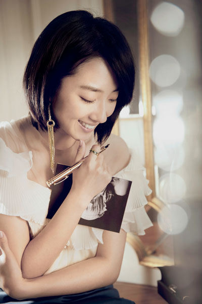 桂纶镁优雅演绎卡地亚Trinity三色金系列